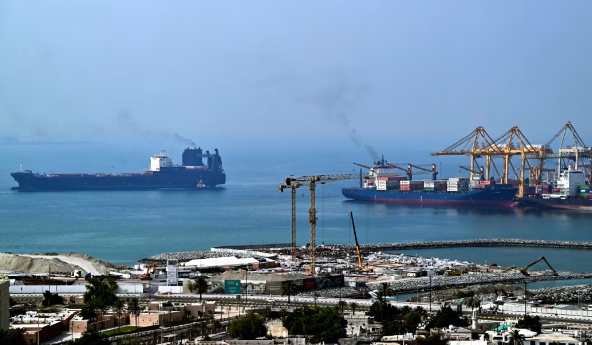 Iran, Oman Hold Talks to Reopen Strait of Hormuz as Trump Pauses Airstrikes